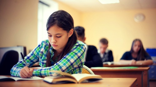 therapeutic-boarding-school-cedar-ridge-girl-classroom